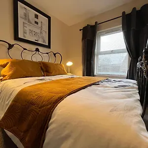 Centre 2 Bedroom Renovated Flat, 8 Escrick Street York